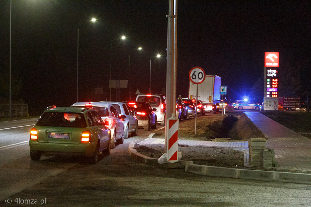 Kolejka pod stacja paliw w Chojnach