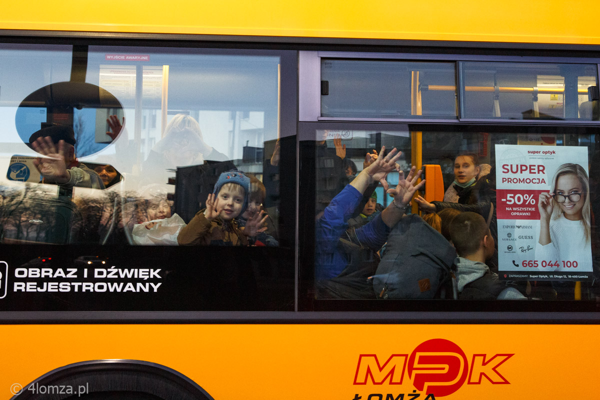 Ukraińskie dzieci w drodze z hotelu do ośrodka w Ptakach
