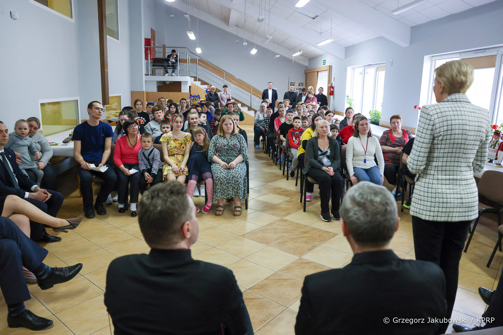 Agata Kornhauser-Duda w ośrodku Caritas w Ptakach z uchodźcami z Ukrainy (fot. prezydent.pl)