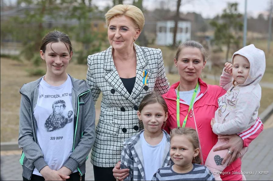 Agata Kornhauser-Duda w ośrodku Caritas w Ptakach z uchodźcami z Ukrainy (fot. prezydent.pl)