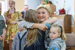 Foto: Agata Kornhauser-Duda w ośrodku Caritas w Ptakach z uchodźcami z Ukrainy (fot. prezydent.pl)