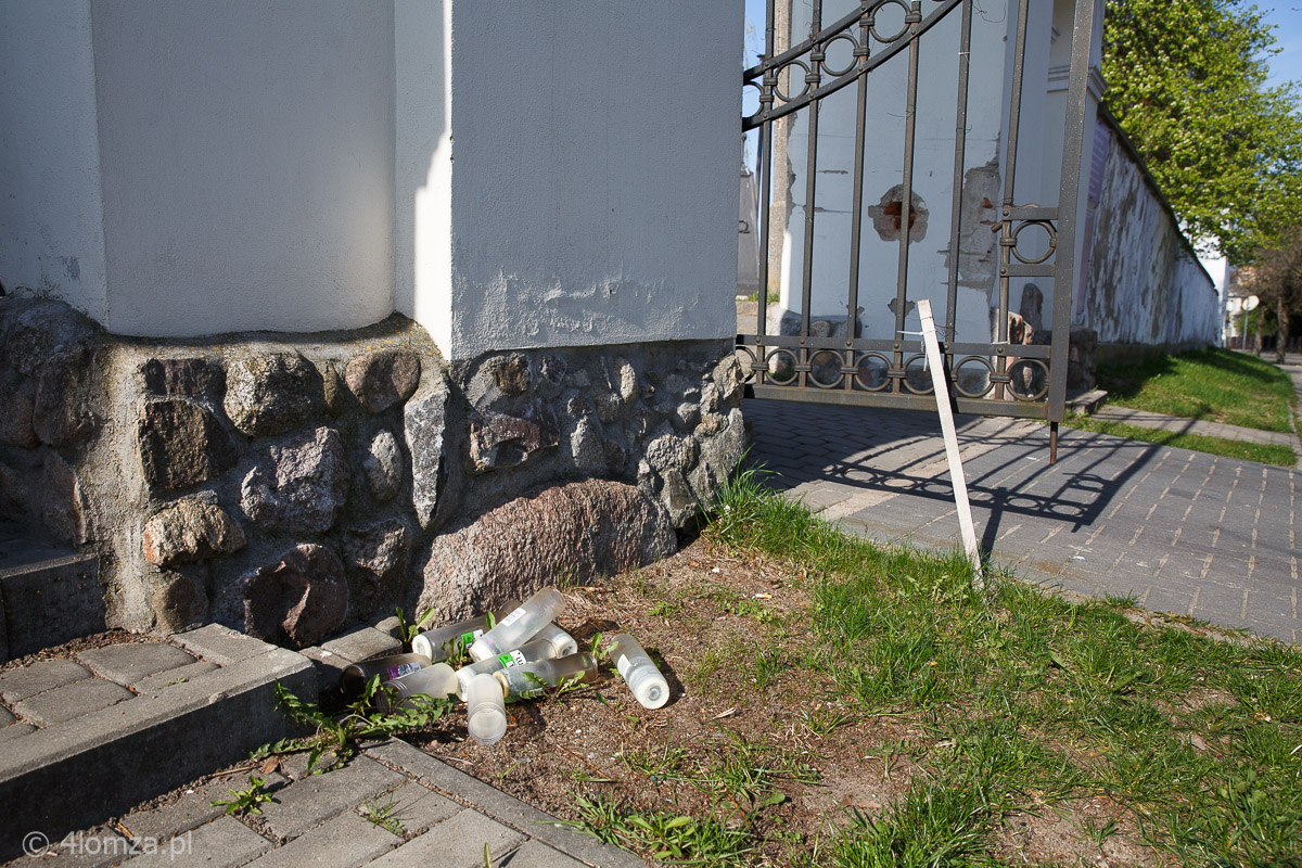 Niektórzy mieszkańcy zostawiają śmieci przed bramą na trawniku