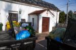 Foto: Kontenery ze śmieciami pod kaplicą ewangelicką