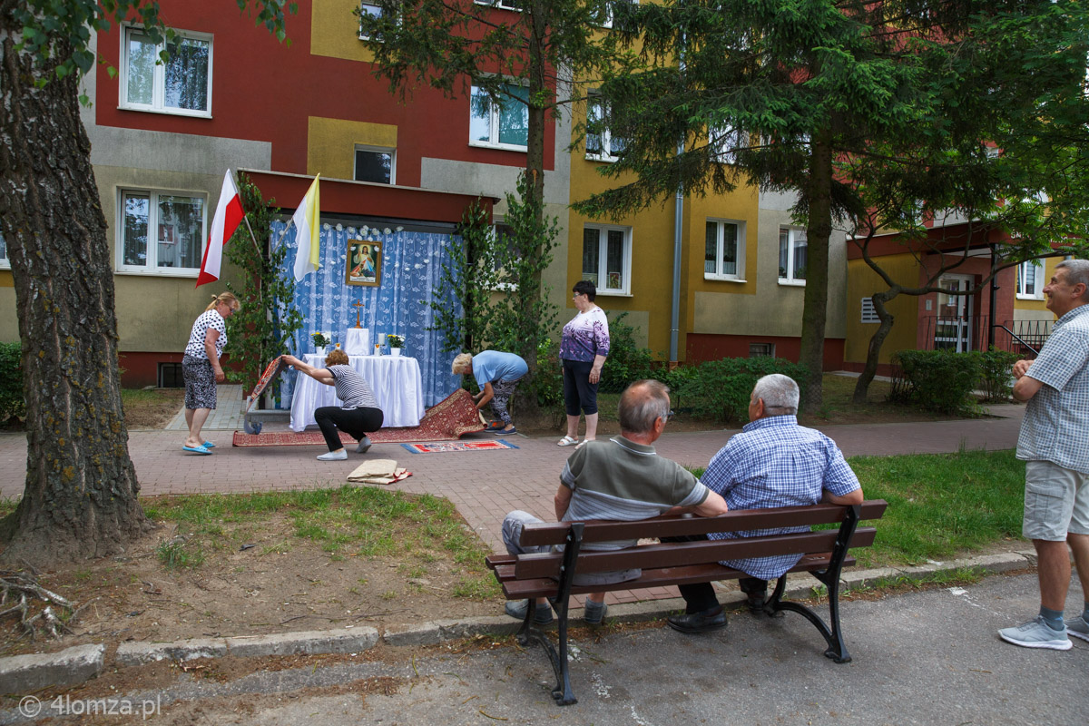 Przygotowanie ołtarzyka na trasie procesji w Parafii Bożego Ciała