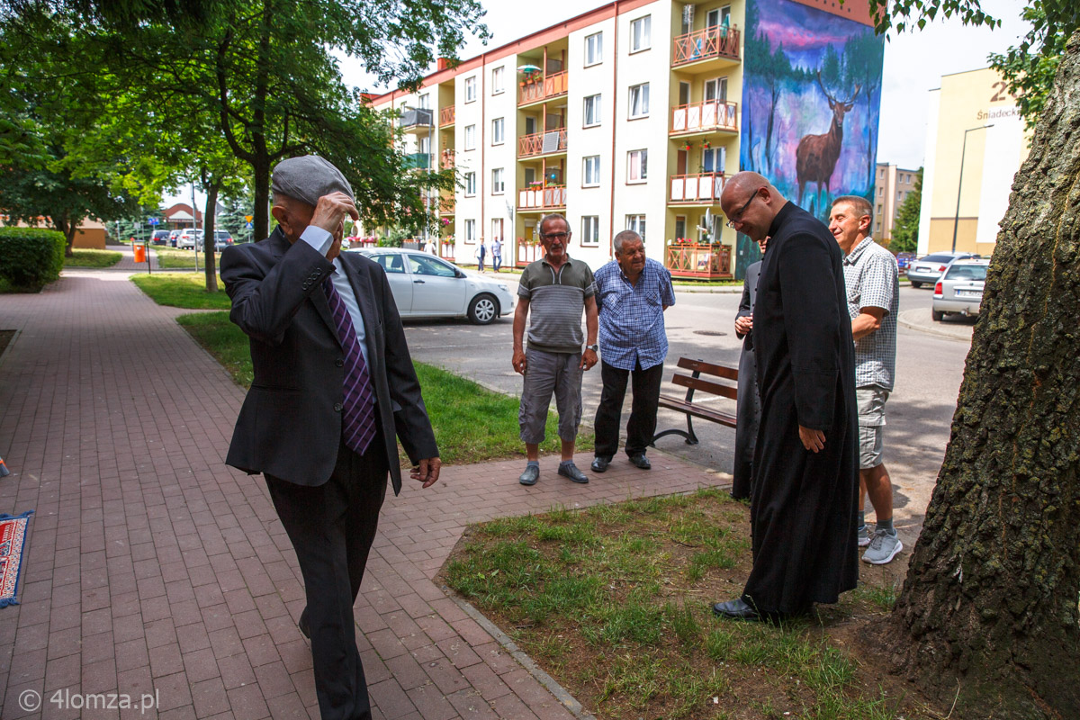 Przygotowanie ołtarzyka na trasie procesji w Parafii Bożego Ciała