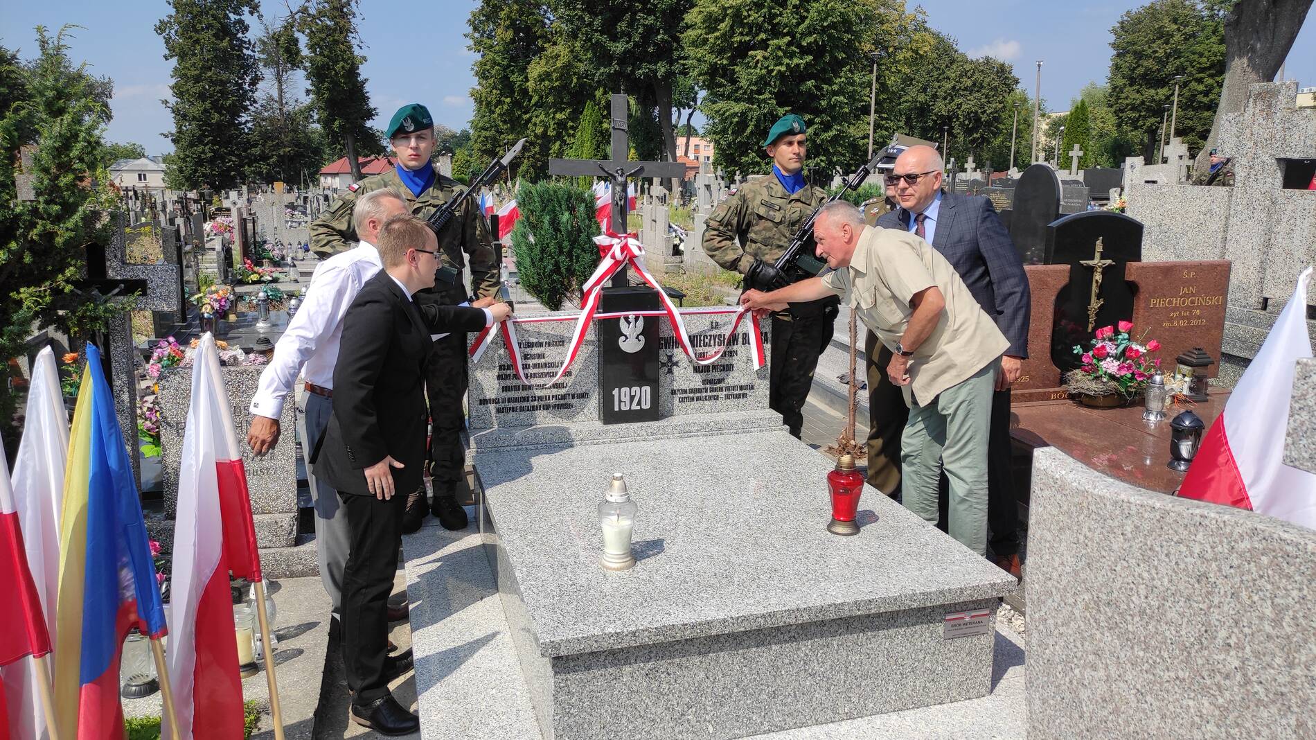 Odsłonięcie nagrobka: Józef Babiel, Jacek Hryniewicki, Gwidon Świątkowski, Lech Szabłowki, pułkownik Paweł Gałązka