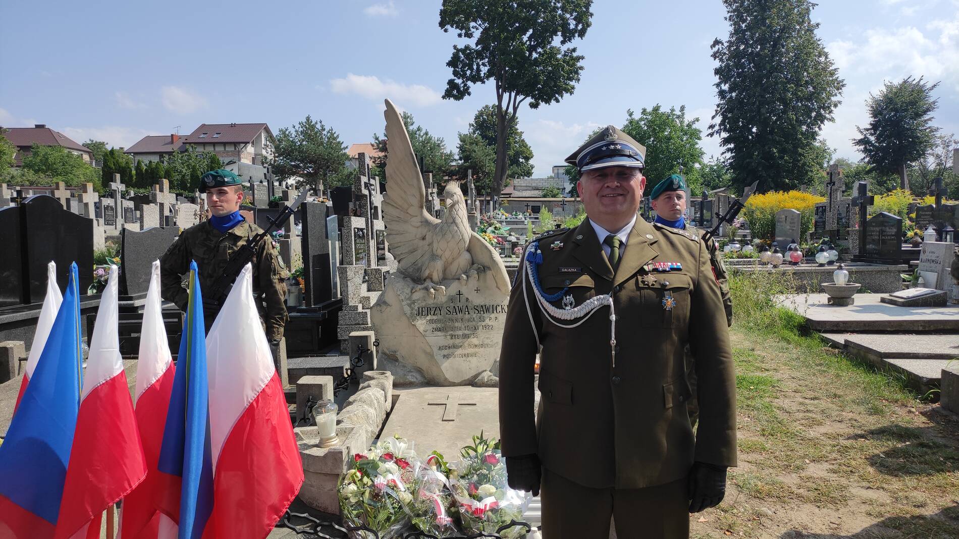 Pułkownik Paweł Gałązka przed pomnikiem  ppłk. Jerzego Sawy - Sawickiego