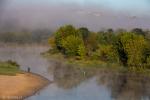 Foto: Plaża miejska z panoramą miasta w porannej mgle