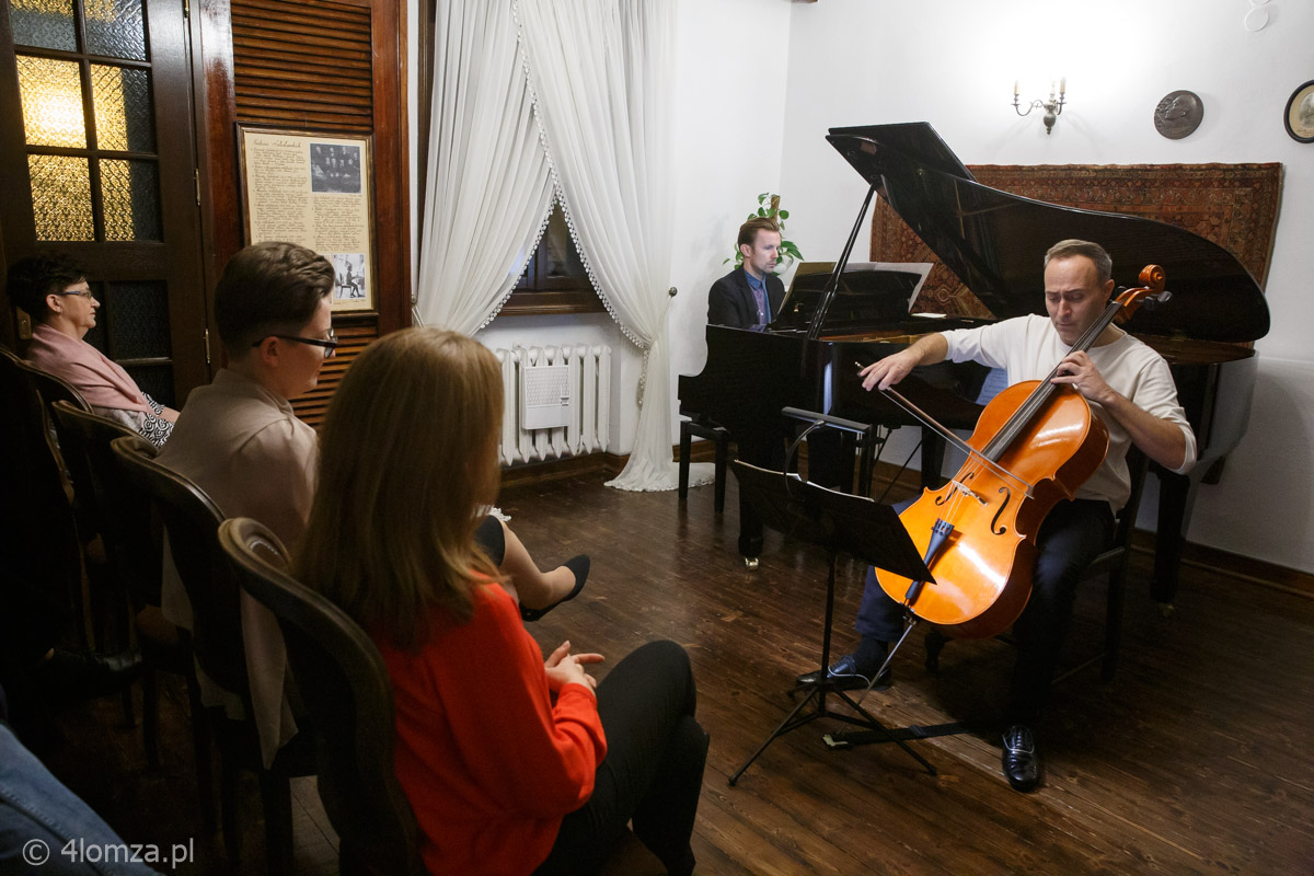 Wiolonczelista Michał Pepol i pianista Bartek Wąsik