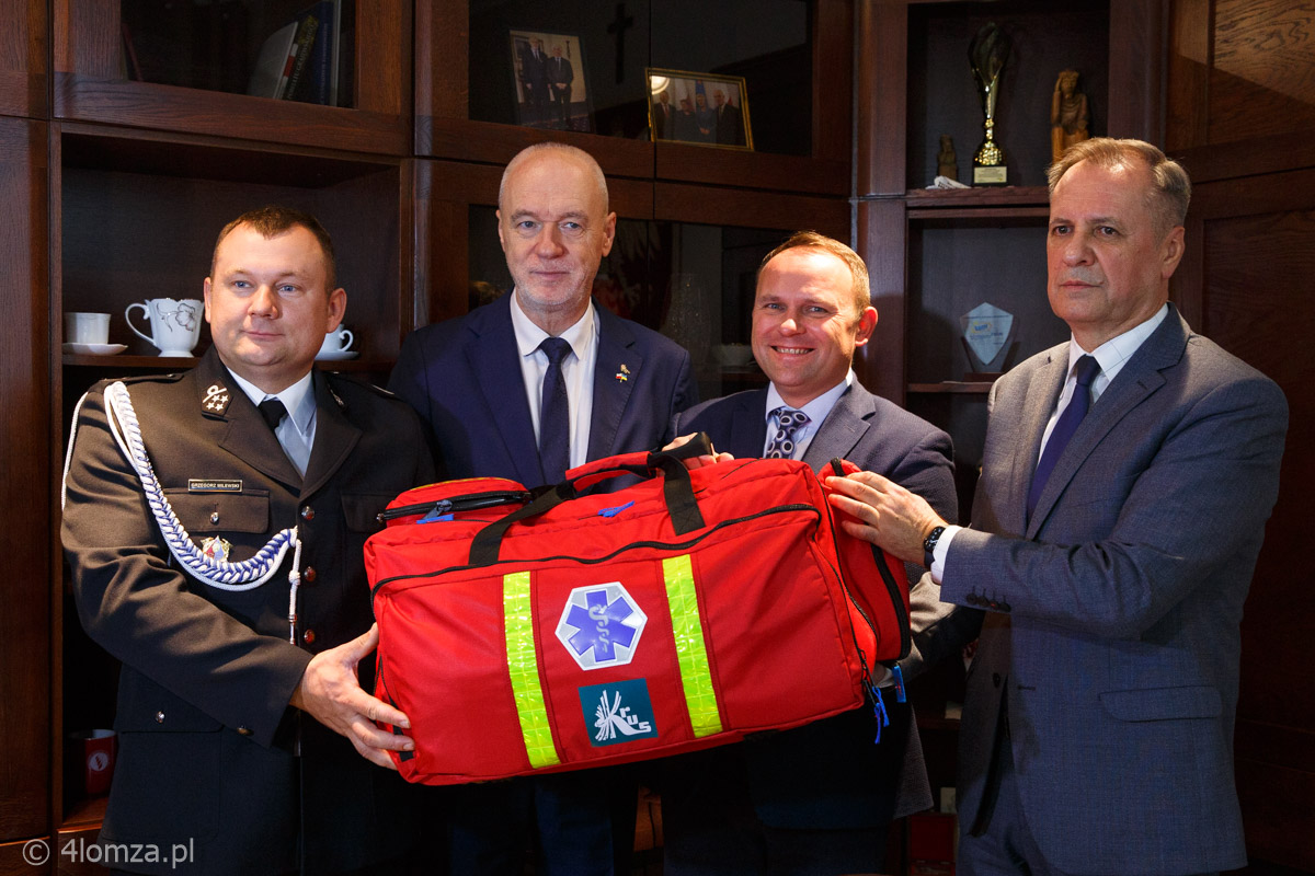 Torba dla OSP w Gaci: Grzegorz Milewski (prezes OSP Gać), Marek Komorowski (senator RP), Piotr Kłys (wójt Gminy Łomża), Krzysztof Niewiadomski (z-ca dyrektora białostockiego oddziału KRUS-u)