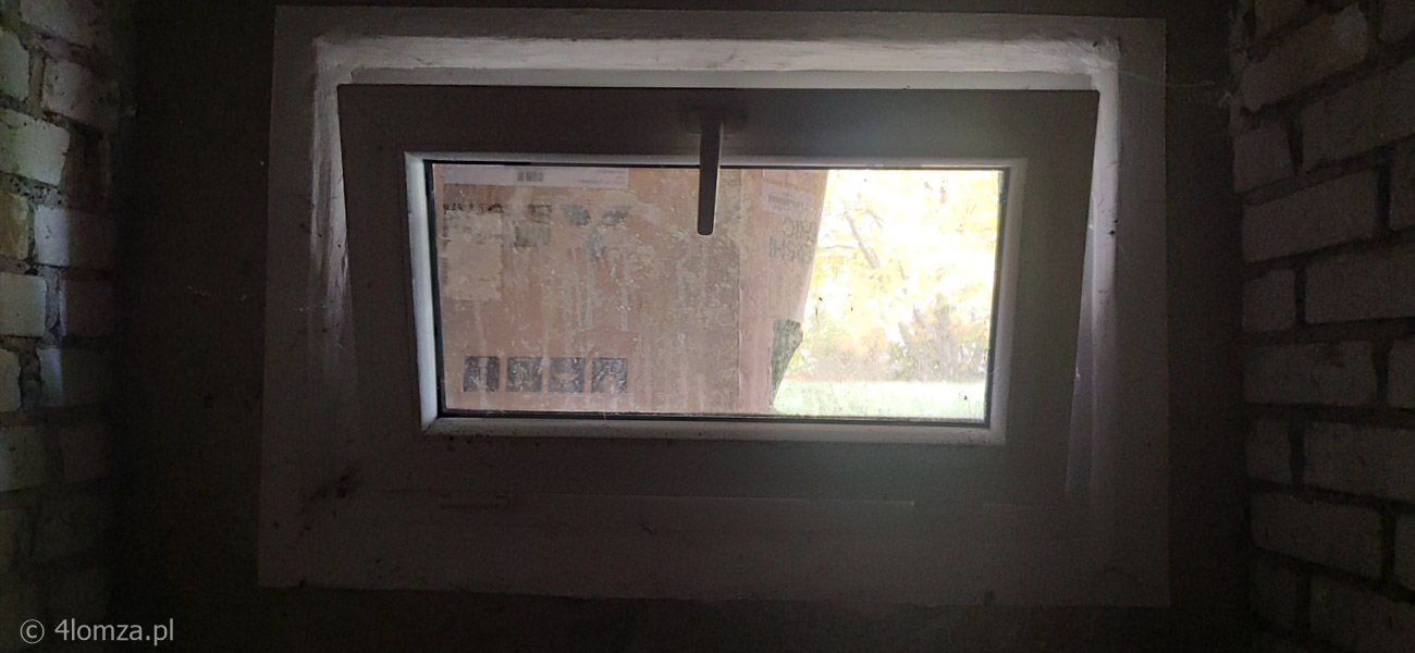 Otwarte okno w piwnicy (fot. Firma Stander)