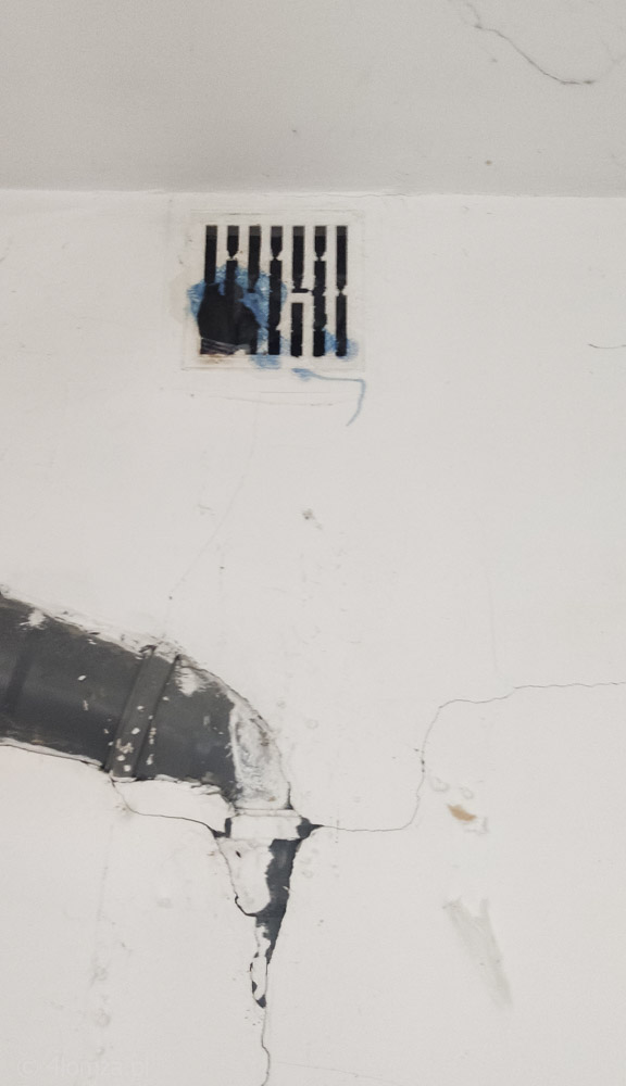 Szczury w wentylacji w bloku uszkodzona kratka wentylacyjna w piwnicy (fot. Firma Stander)