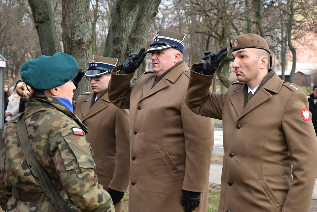 Delegacja wojska polskiego z pułkownikiem Pawłem Gałązką