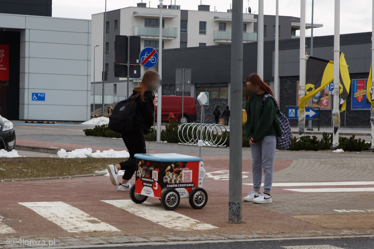 Młode dziewczyny zainteresowane działaniem robota