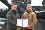 Foto: Minister obrony narodowej, wicepremier Mariusz Błaszczak i prezydent RP Andrzej Duda prezentują podpisany dokument