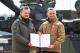 Minister obrony narodowej, wicepremier Mariusz Błaszczak i prezydent RP Andrzej Duda prezentują podpisany dokument