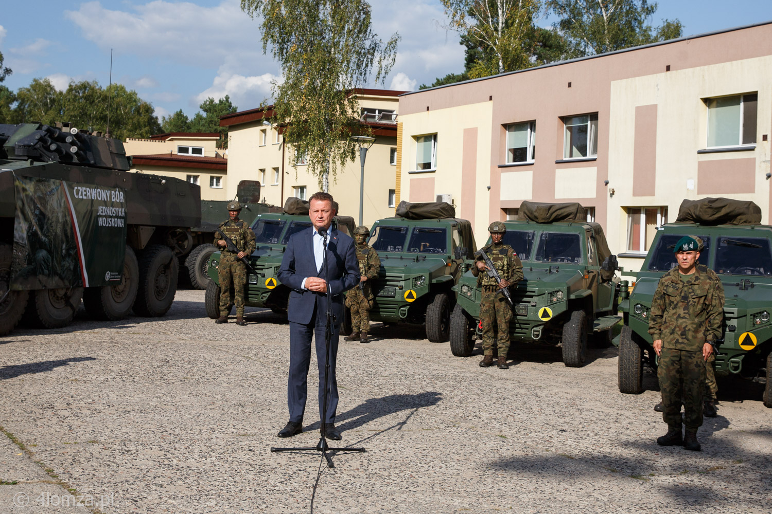 Minister obrony narodowej Mariusz Błaszczak na tle lekkiego pojazdu uderzeniowego Wirus 4 zwanym żmiją