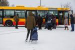 Foto: Stół wigilijny z opłatkiem i ciastem w autobusie