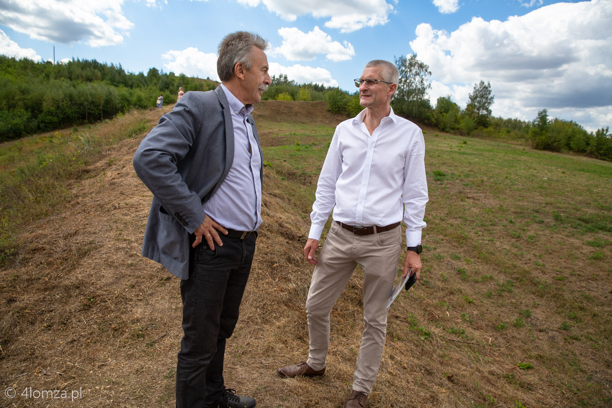 Archeolog Antoni Smoliński i zastępca wójta Gminy Łomża Cezary Zborowski