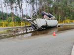 Foto: Szambowóz z gnojowicą wywrócił się na rondzie