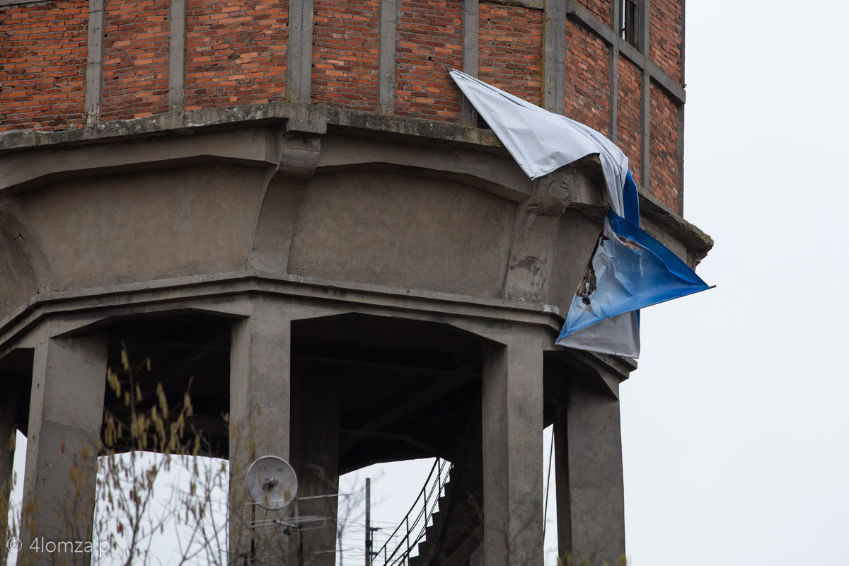 Baner Chrystusa Króla Polski, przed zdjęciem, jeszcze koronę widać