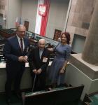 Foto: Pan Tadeusz Grabowski z ówczesną posłanką Bernadetą Krynicką i ówczesnym wójtem Mariuszem Soliwodą w Sejmie